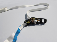 Mettez le bout de la sangle à travers du tendeur à rochet