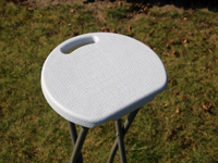 Une fois repliée, vous pouvez simplement ramasser le tabouret de bar à la poignée forte