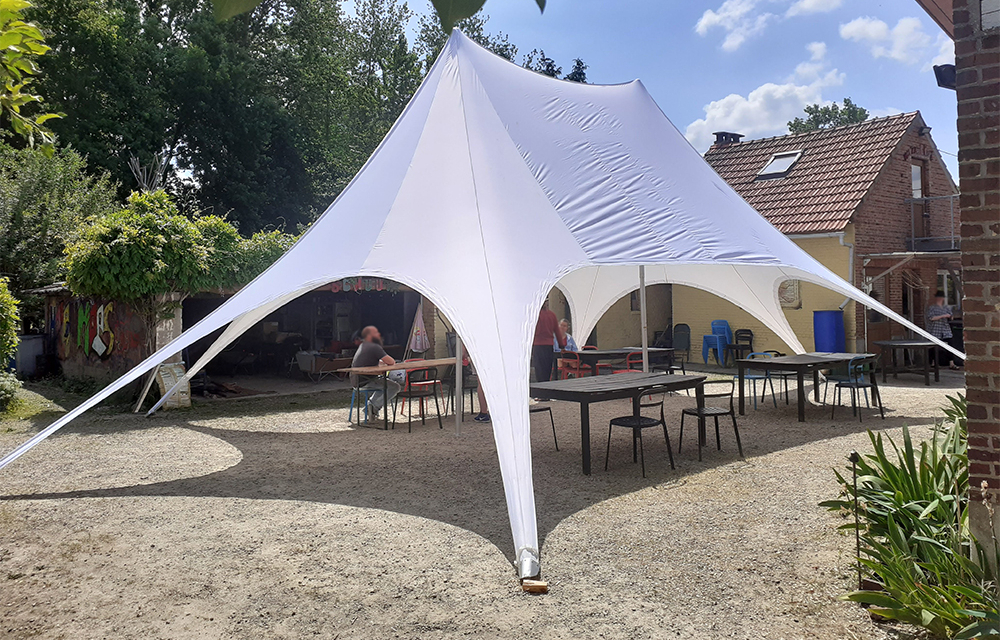 Witte stertent twin