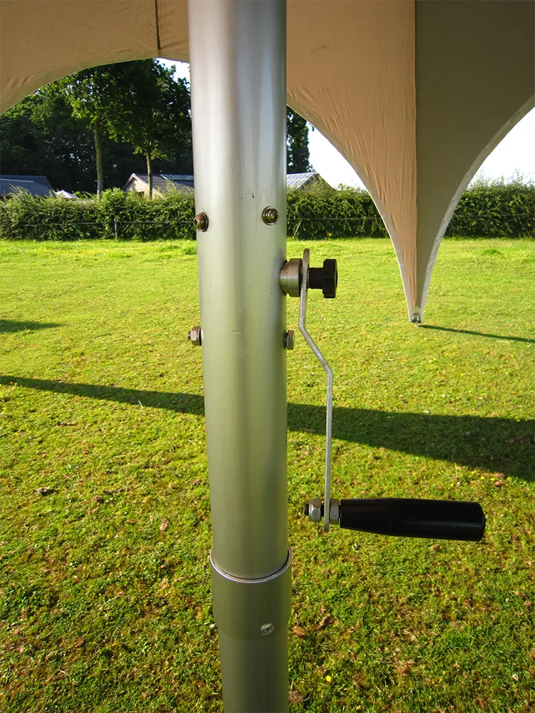 Stevige mast met zwarte draaihendel