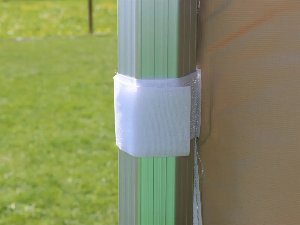 Vouwtent zijwand bevestiging met velcro aan het frame