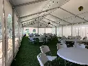 Modulaire kadertent met stoelen en tafels