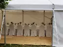 Witte kadertent in gebruik (bruiloft)