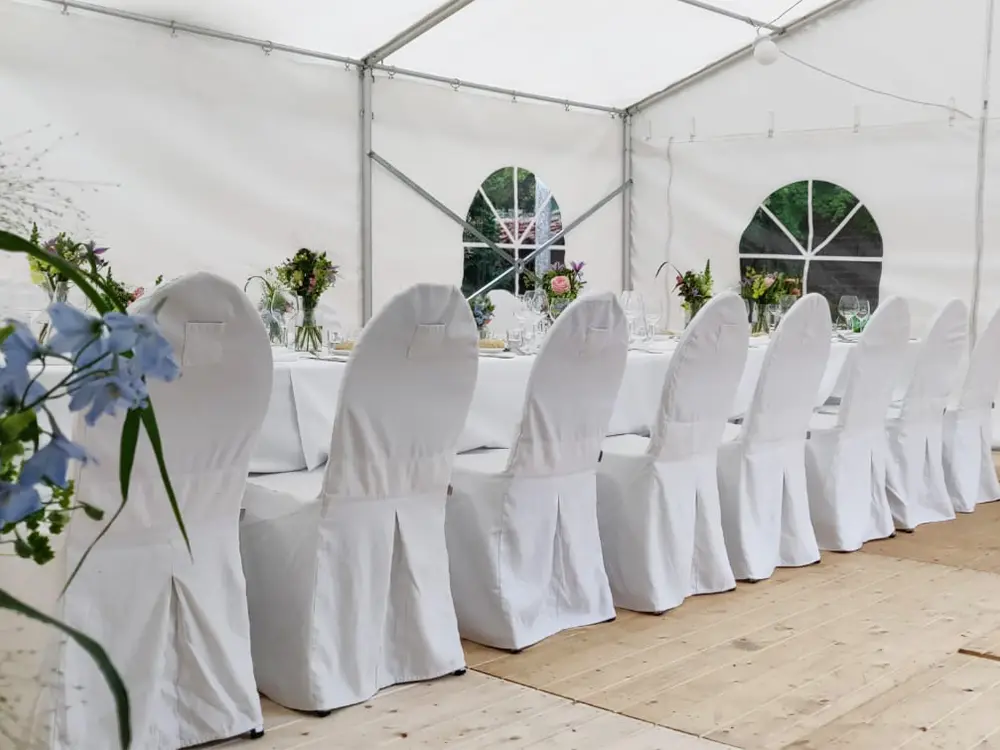 Ingerichte, modulaire partytent voor een trouwfeest