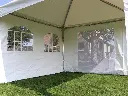 Zijwand met kerkramen en zijwand met deuropening en muskietennet
