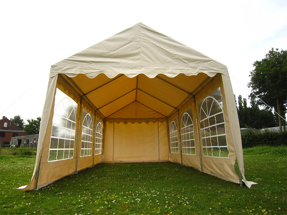 Binnenzicht van een professionele pvc feesttent 4x4